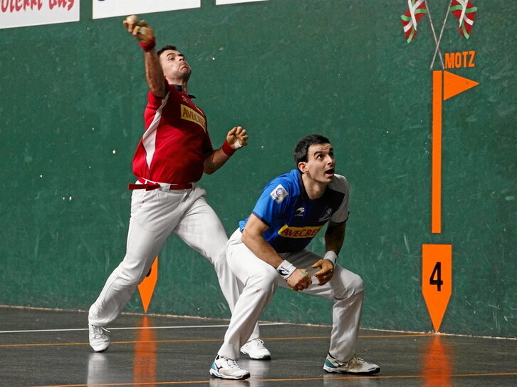 Erik Jaka, Urretxuko pilotalekuan, boleaz ematen, aurrean Jokin Altuna duela.