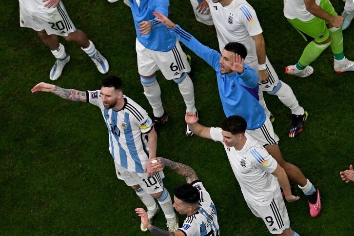 Messi celebra con sus compañeros el pase a la final.