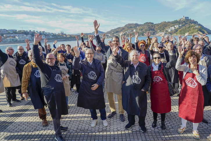 Foto de familia de los participantes en la presentación de la campaña de Zaporeak.