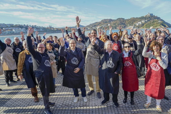 Foto de familia de los participantes en la presentación de la campaña de Zaporeak.