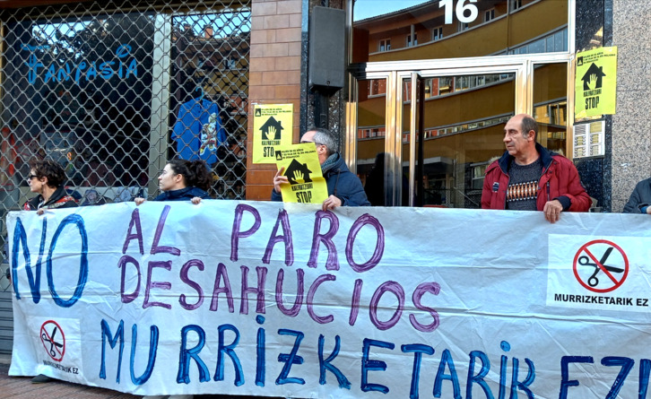 Concentración contra el desahucio de una mujer y su hija menor de edad en Barakaldo.