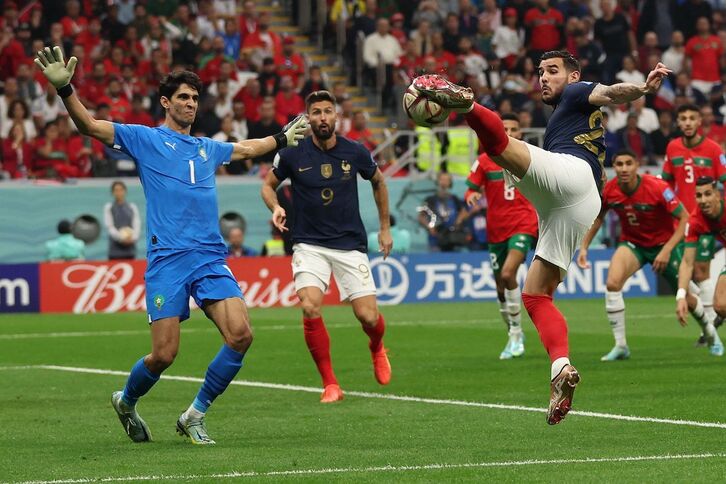 Theo Hernández engancha de volea para hacer el 1-0.