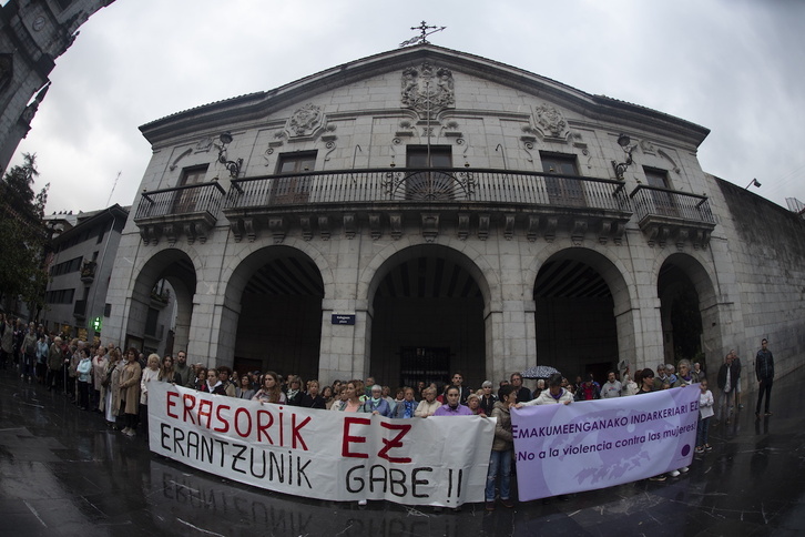 Concentración en Elgoibar contra un caso reciente de violencia machista.