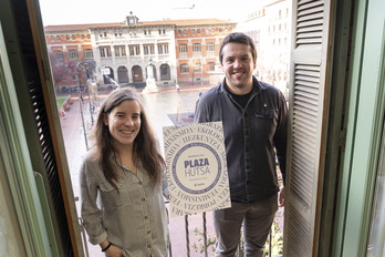 Lur Albizuk eta Xabi Iraolak eman dituzte Plaza Hutsaren gakoak.