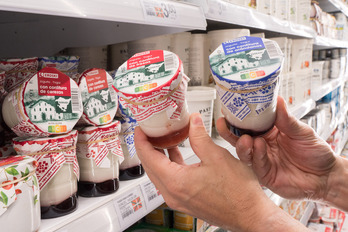 Los nuevos yogures Eroski, elaborados a base de leche de la zona y acompañados de tres confituras de frutas: cereza, fresas y arándanos.