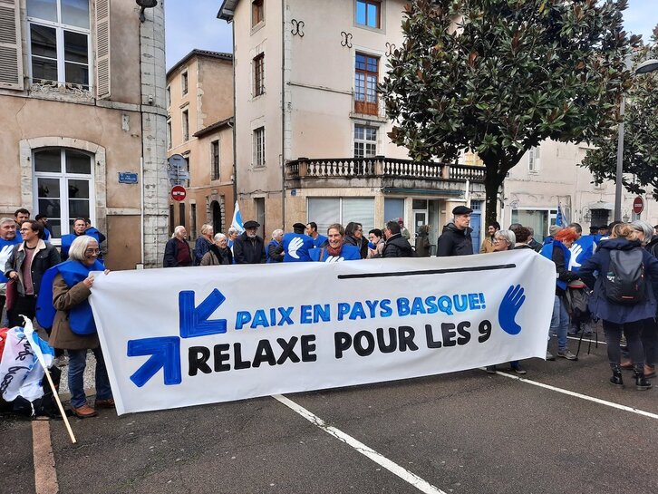 Concentración antes de que comenzara el juicio a nueve activistas en Akize.