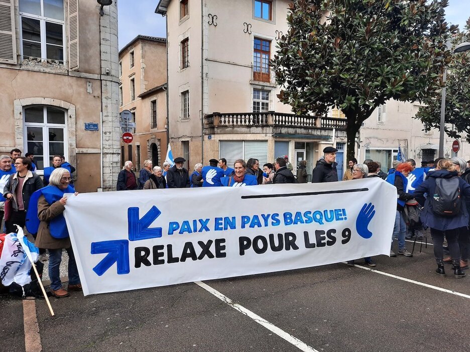 Concentración antes de que comenzara el juicio a nueve activistas en Akize. Concentración antes de que comenzara el juicio a nueve activistas en Akize.