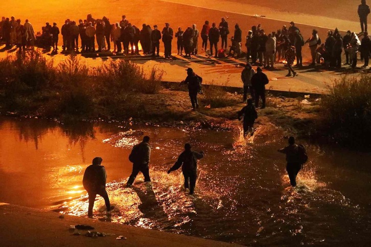 Migrantes cruzan el río Bravo para pedir asilo político en Estados Unidos.