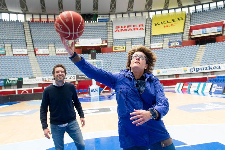 Miren Albistur, en un acto de campaña del PP junto a Borja Semper, en 2015.
