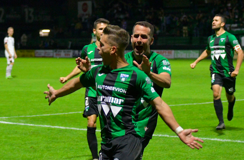 Goti Leandro aurrelariarekin gol bat ospatzen. (@SestaoRC) Goti Leandro aurrelariarekin gol bat ospatzen. (@SestaoRC)