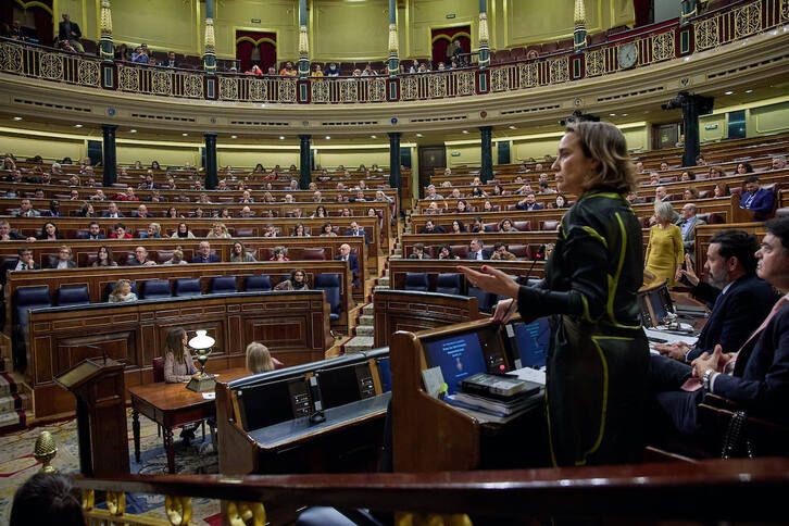 Cuca Gamarra, portavoz del PP, interpelando a Batet para intentar impedir la votación.