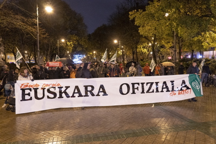 Euskal Herrian Euskarazek elkarretaratzea Nafarroako Parlamentuaren aurrean, euskararen ofizialtasuna aldarrikatzeko.