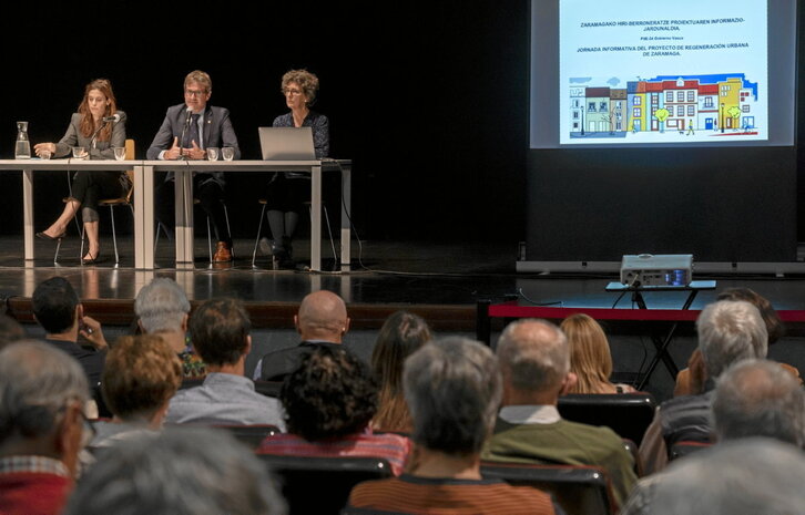 El alcalde Gorka Urtaran y las tenientes de alcalde Maider Etxebarria y Ana Oregi explicaron a los vecinos el plan de rehabilitación de Zaramaga.