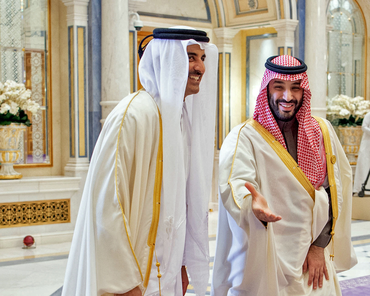 El príncipe saudí Mohamed bin Salman recibe al emir qatarí, Tamim bin Hamad al-Thani, en Ryad.