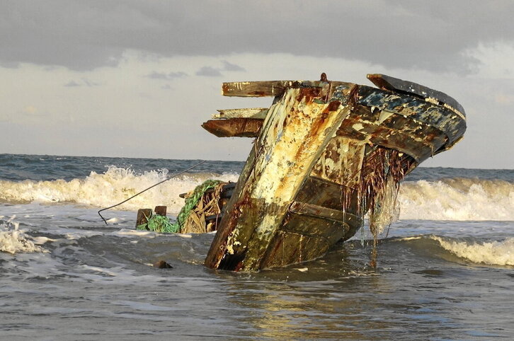 Restos de un naufragio en una playa del oeste de Libia