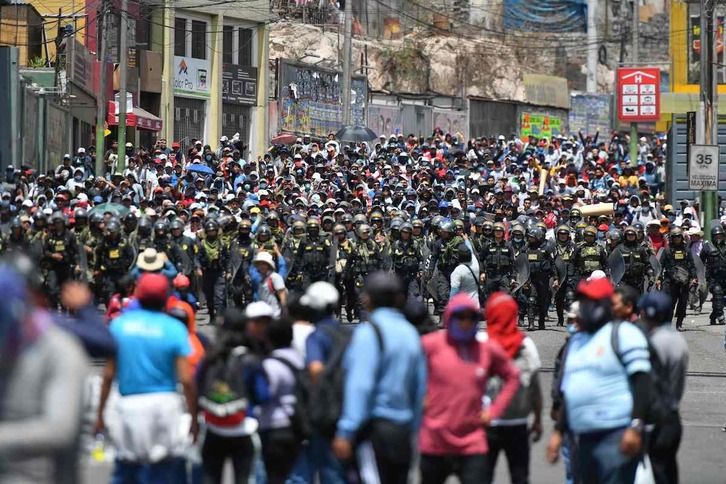 Policías rodean una manifestación en Arequipa.