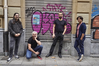 Felix Buff, Xan Bidegain, Vincent Bestaven eta Jurgi Ekiza, Bilboko kaleetan, ‘Hala ere’ aurkeztu zuten egunean.