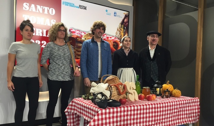 Las aizkolaris Irati Astondoa y Beatriz Tanco, el concejal de Fiestas, Jon Insausti, y los miembros del grupo de danzas Gero Axular Nerea Díaz y Juan Luis Unzurrunzaga.