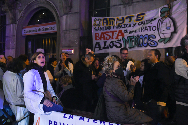 La protesta en la Consejería de Salud se sigue tensando.
