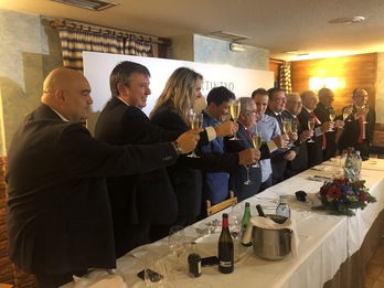 Junta directiva y cuerpo técnico brindan por un 2023 lleno de éxitos.