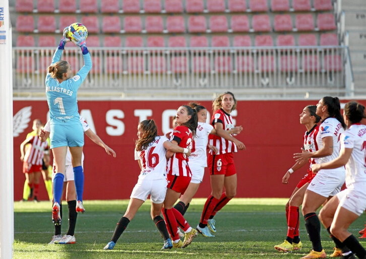 Sullastres se apodera del balón en el área sevillista.