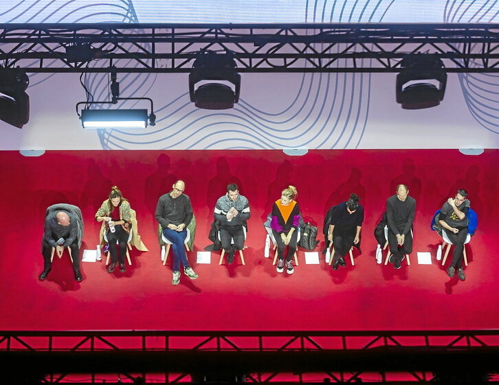 Nafarroa Arenako oholtzan, atzoko zortzi protagonistak.