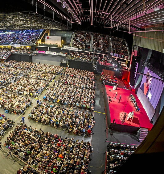 Nafarroa Arenak plaza ederra paratu zion bertsolaritzari. Giroa goratzen joan zen egunean zehar eta bazkal ostean sumatu zen batez ere.