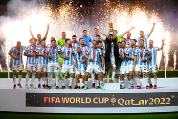 La Argentina liderada por Leo Messi levanta la Copa del Mundo.