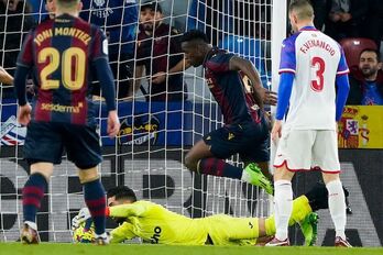 Zidane detiene ante la mirada de Bouldini un balón que ya cruzaba la línea de gol.