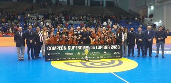 Las jugadoras de Bera Bera posan como supercampeonas.