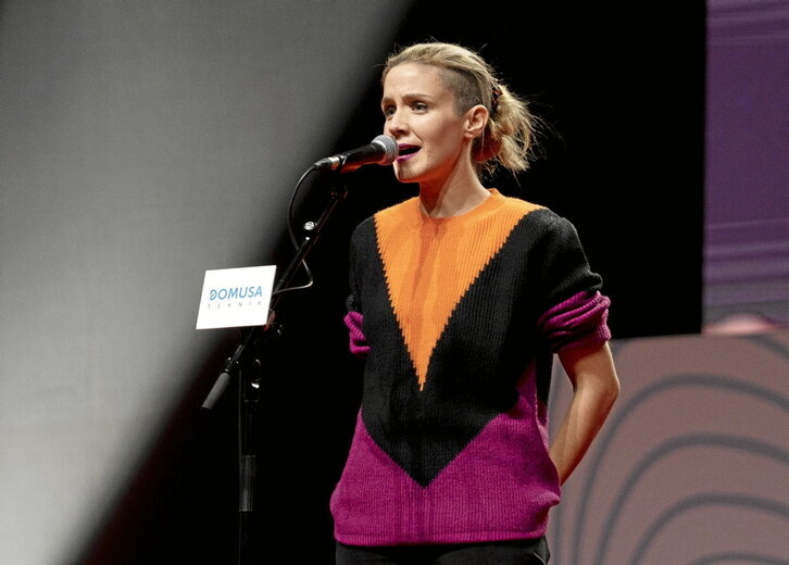 Aurreko orrialdean, Lujanbio txapela jantzita, bertsokideak atzean dituela. Eskuinean, Alaia Martin, arratsaldean egindako bakarkako saioan.