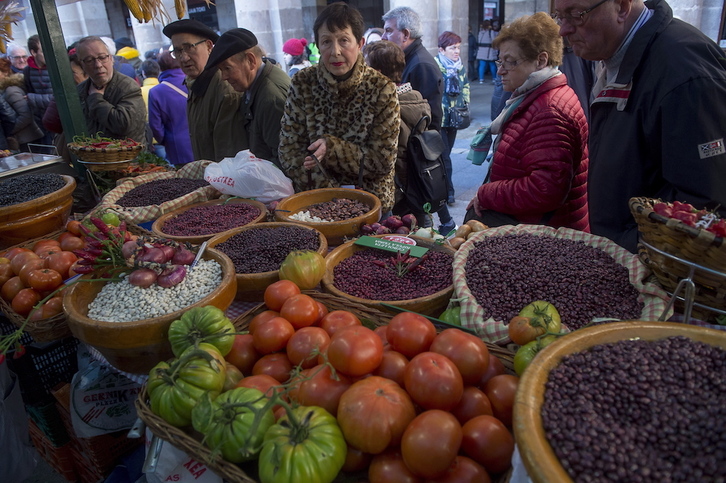 Puesto de baserritarra en la Plaza Nueva, en una edición anterior.