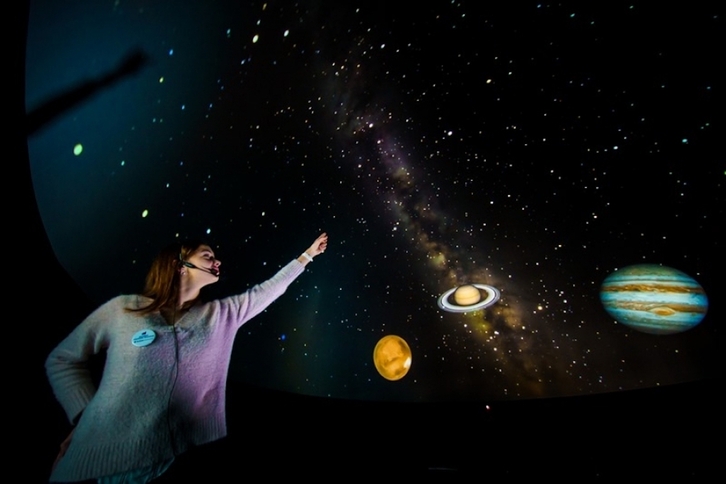 Eureka Zientzia Museoan fenomeno astronomikoei dedikatutako arloetako bat, irudian.