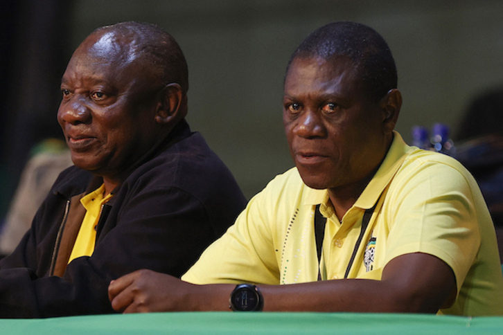 El presidente sudafricano, Cyril  Ramaphosa, a la izquierda, durante el congreso.