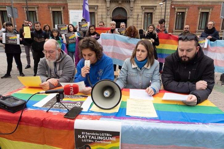 Rueda de prensa celebrada este lunes frenta al Parlamento de Nafarroa.