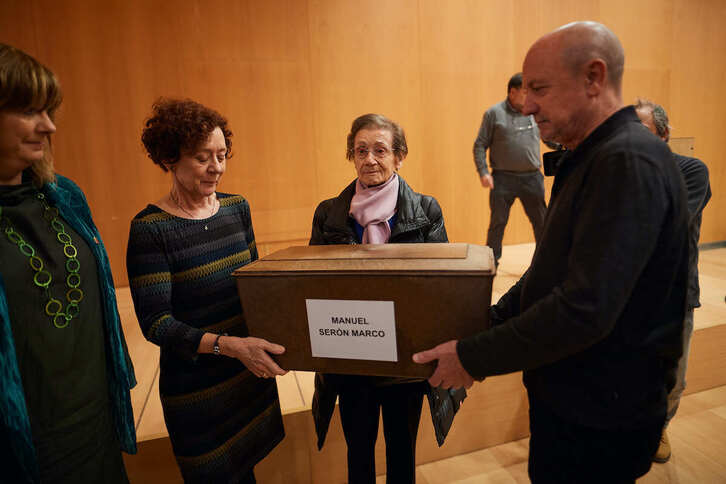 Entrega de los restos de Manuel Serón Marco a sus familiares.