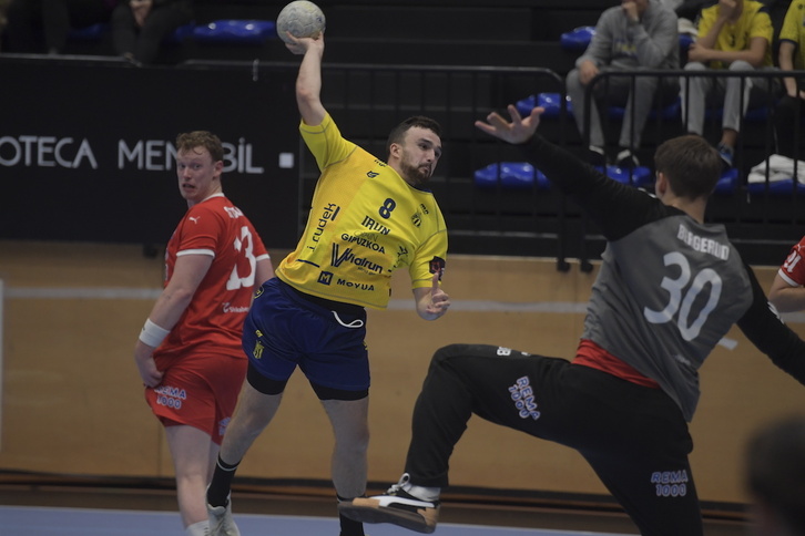 Mikel Zabala, EHF European Leagueko partida batean jaurtitzeko prest.