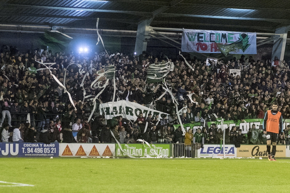 Las Llanas se vistió de gala para el duelo de hace tres temporadas. (Juanan RUIZ / FOKU) Las Llanas se vistió de gala para el duelo de hace tres temporadas. (Juanan RUIZ / FOKU)