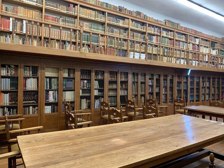 Arte eta Lanbideetako Eskolako liburutegia, irudian.