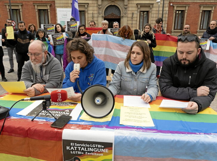 Rueda de prensa celebrada ayer frente al Parlamento de Nafarroa.