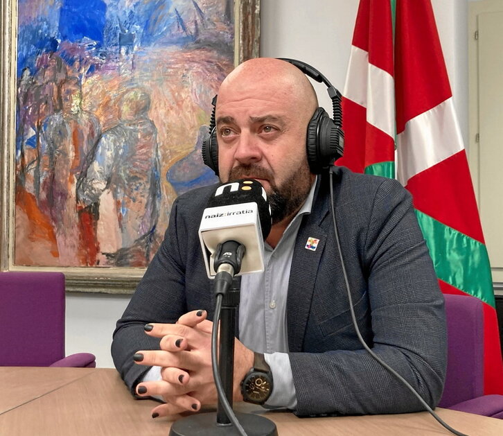 Xabier Legarreta, NAIZ Irratiarekin elkarrizketan.