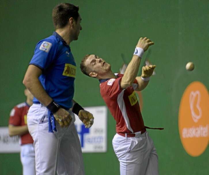 Laso, pilota astintzen, ondoan Peio Etxeberria duela.