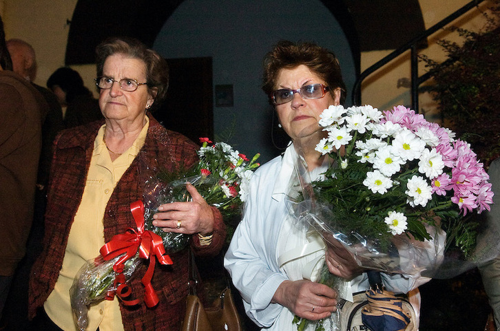 Jexuxa Arostegi, ezkerrean, Felipa Artanorekin batera (Joxi Zabalaren ama) bi semeei eginiko omenaldi batean.