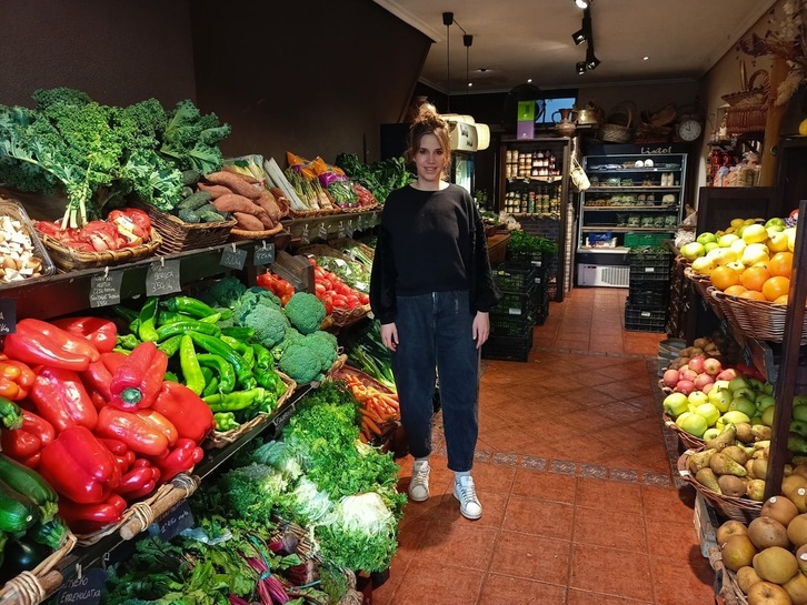 Ane Zeberio, bere baserrian ekoizten dituzten barazkiak saltzeko Hernani erdialdean zabaldu duten Arriatzu dendan. 