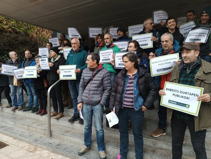 Concentración de productores ecológicos ante el Departamento de Desarrollo Rural.