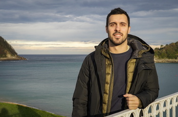 Jon Azkue posa junto al Cantábrico.