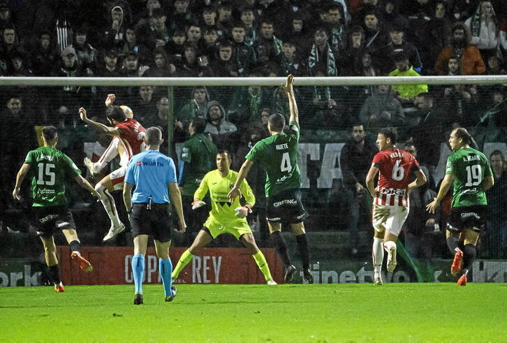 Raúl García marcó en el primer tiempo al rematar a las redes una falta.