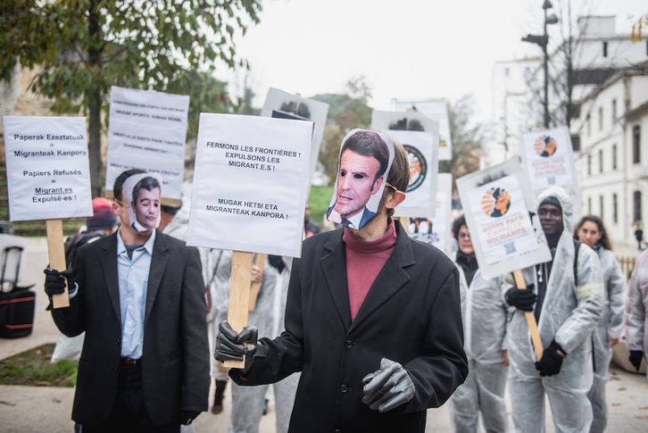Emmanuel Macron presidenteak eta bere Barne ministro den Gerald Darmaninek migrazioaren aurka aitzineratzen dituzten politikak salatzeko martxa egin zuten, abenduaren 17an, Baionan.