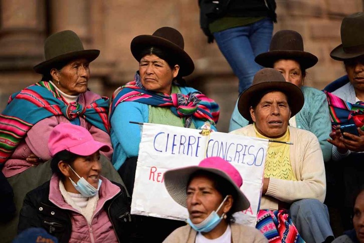 Partidarias de Pedro Castillo participan en una protesta en la plaza de Armas de Cuzco. 
