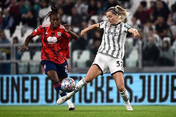 Malard y Sembrant en una imagen del partido que enfrentó a Juve y Olympique en el Juventus Stadium.